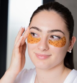 Contour de l'oeil, des feuilles de rooibos anti-oxydant, un extrait d'anone, relaxant et acide hyaluronique.