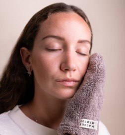 WATER-ONLY MAKE-UP REMOVER GLOVE BROWN