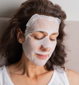 Ce masque en tissu est imprégné d’un sérum riche en sel d’acide hyaluronique